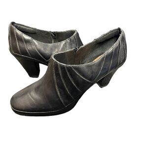 Clarks Artisan bootie black leather side zipper size 9